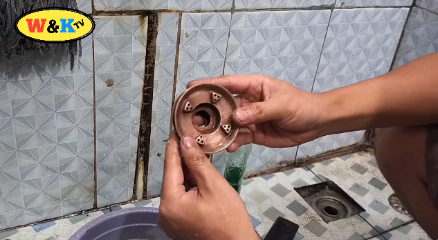 Tanpa sitrun, ini cara bersihkan kerak di burner kompor agar kinclong lagi cuma tambah 1 bahan dapur