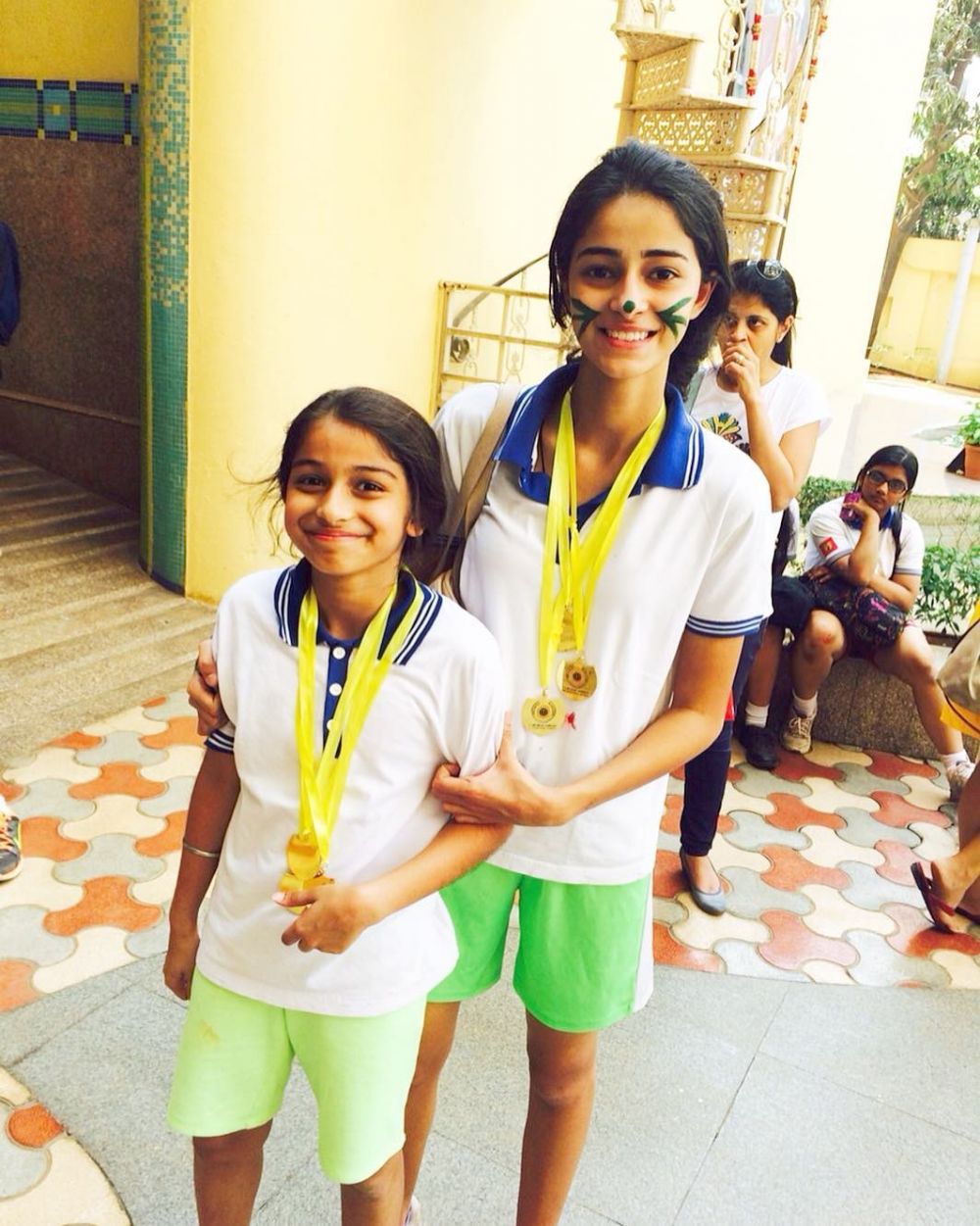 Potret lawas 11 aktris Bollywood saat sekolah manglingi, Deepika Padukone pernah jadi atlet badminton