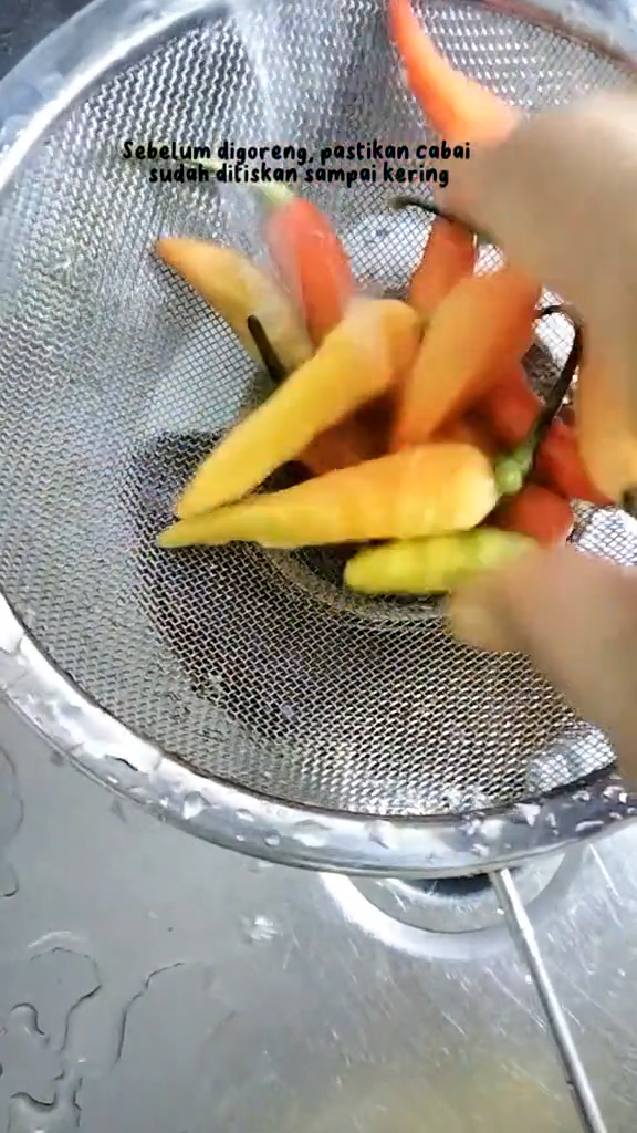 Tanpa perlu dibelah atau ditusuk, ini trik menggoreng cabai agar tak meletus saat terkena minyak panas