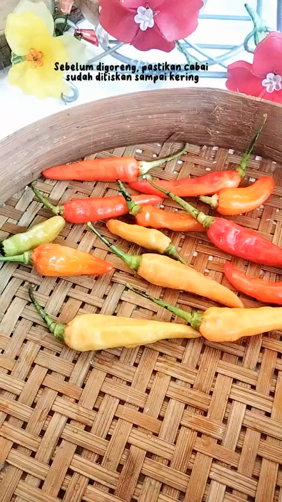 Tanpa perlu dibelah atau ditusuk, ini trik menggoreng cabai agar tak meletus saat terkena minyak panas