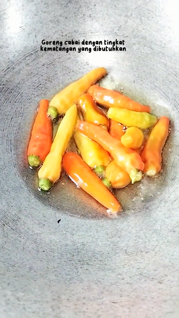 Tanpa perlu dibelah atau ditusuk, ini trik menggoreng cabai agar tak meletus saat terkena minyak panas