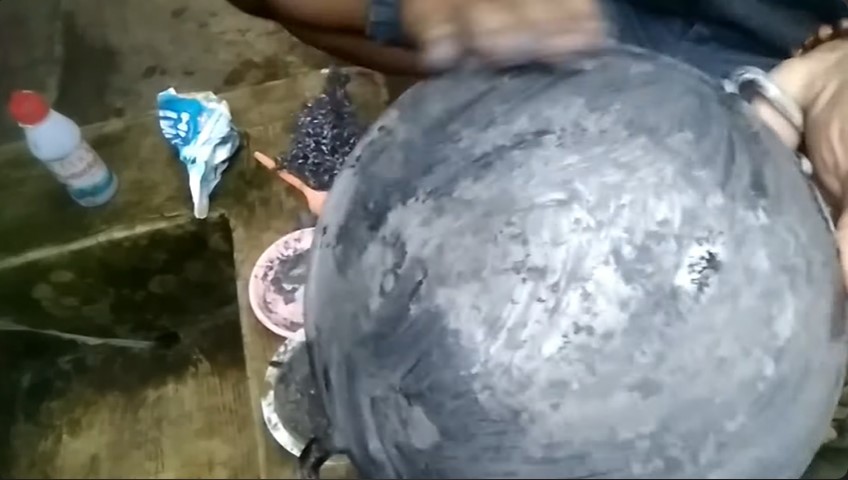 Tanpa lemon atau baking soda, ini cara basmi kerak gosong di pantat wajan cuma pakai 3 bahan sederhana