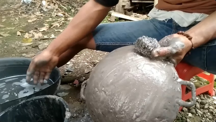 Tanpa lemon atau baking soda, ini cara basmi kerak gosong di pantat wajan cuma pakai 3 bahan sederhana