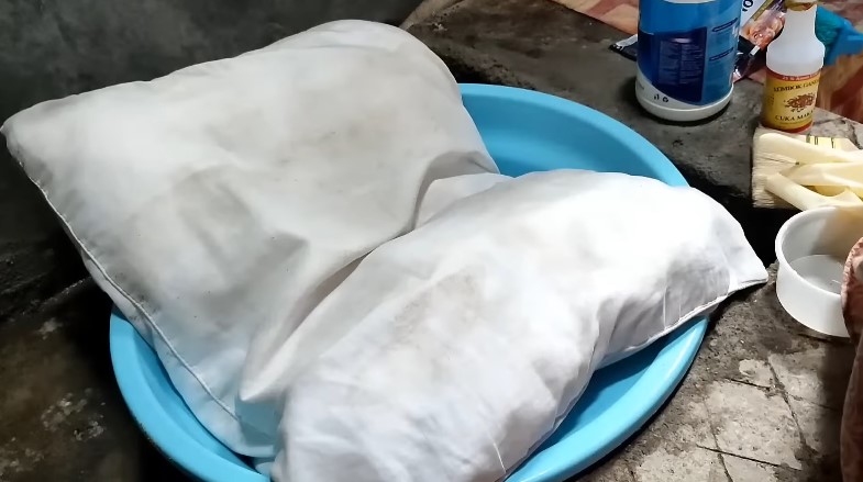 Tanpa capek disikat, ini cara bersihkan bantal yang menguning dan berjamur pakai 1 bahan makanan
