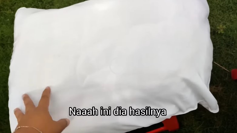 bersihkan bantal yang menguning dan berjamur © YouTube