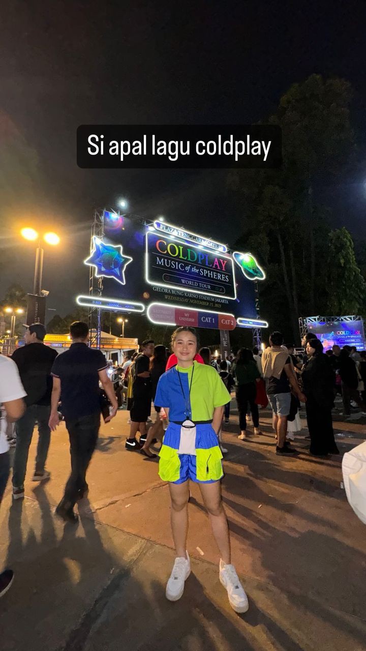 Momen seru 13 seleb nonton konser Coldplay di Jakarta, Syahnaz tak segan pamer kemesraan bareng Jeje