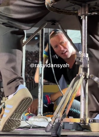 Chris Martin jadi bule lokal © berbagai sumber