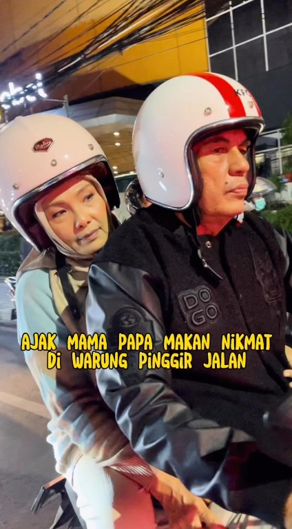 ussy ajak mertua makan di pinggir jalan © instagram