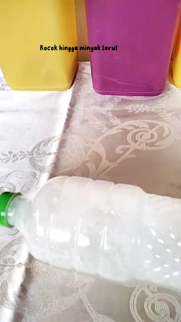Tanpa pakai tisu atau beras, ini cara bersihkan bagian dalam botol minyak bekas dengan 2 bahan dapur
