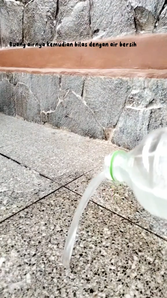 Tanpa pakai tisu atau beras, ini cara bersihkan bagian dalam botol minyak bekas dengan 2 bahan dapur