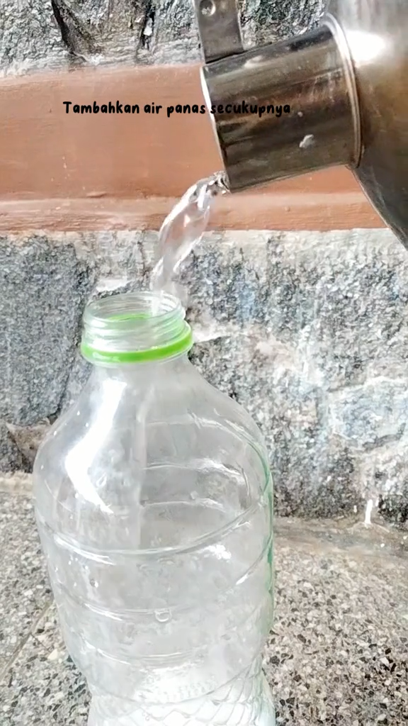Tanpa pakai tisu atau beras, ini cara bersihkan bagian dalam botol minyak bekas dengan 2 bahan dapur