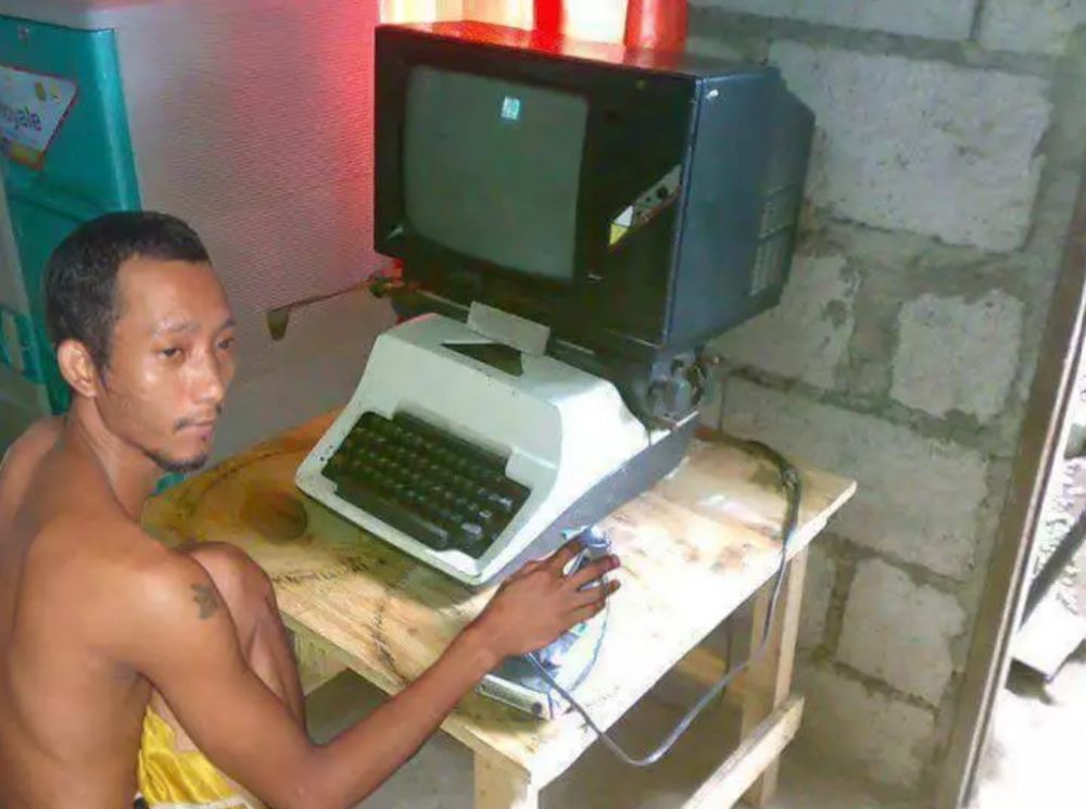 potret kocak benda di meja komputer Berbagai sumber