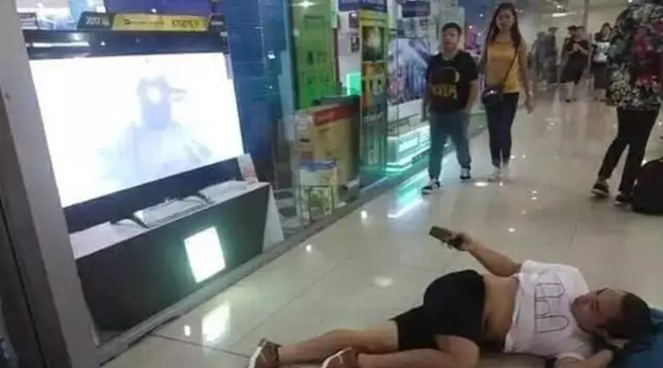 Potret kocak orang di tempat belanja  Berbagai sumber Potret kocak orang di tempat belanja  Berbagai sumber