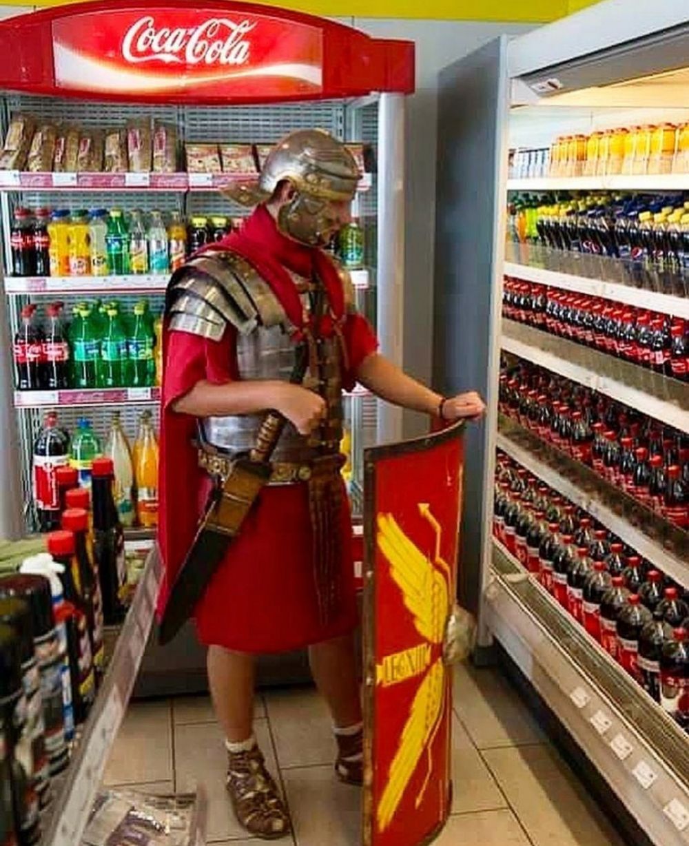 Potret kocak orang di tempat belanja  Berbagai sumber Potret kocak orang di tempat belanja  Berbagai sumber