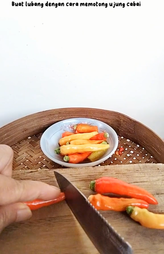 Tanpa perlu dibelah atau ditusuk, ini trik menggoreng cabai agar tak meletus saat terkena minyak panas