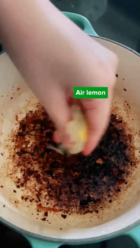 Bukan sitrun atau cuka, ini cara enyahkan kerak gosong di dasar panci dengan 2 bahan dapur