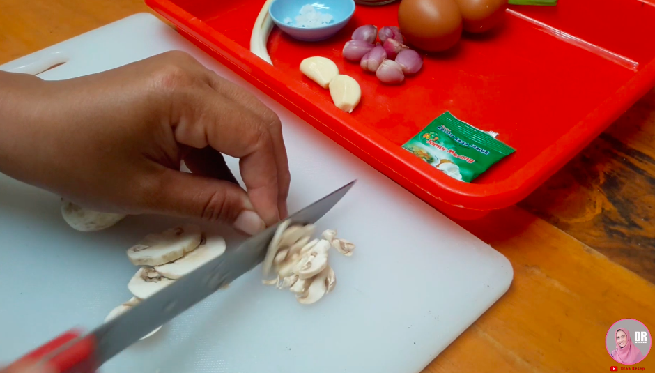 Tanpa pakai tepung terigu atau sayur kol, ini cara bikin telur dadar tebal cuma tambah 1 bahan makanan