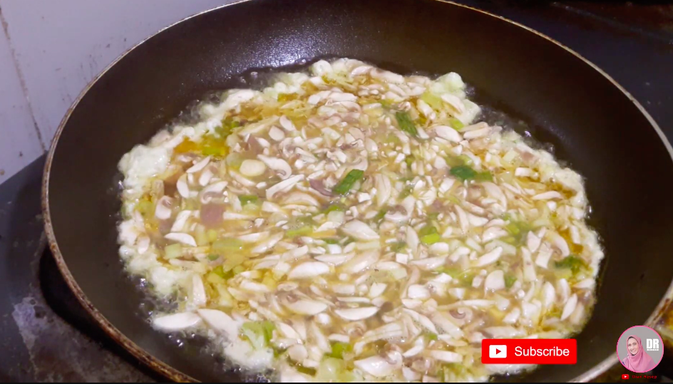 Tanpa pakai tepung terigu atau sayur kol, ini cara bikin telur dadar tebal cuma tambah 1 bahan makanan