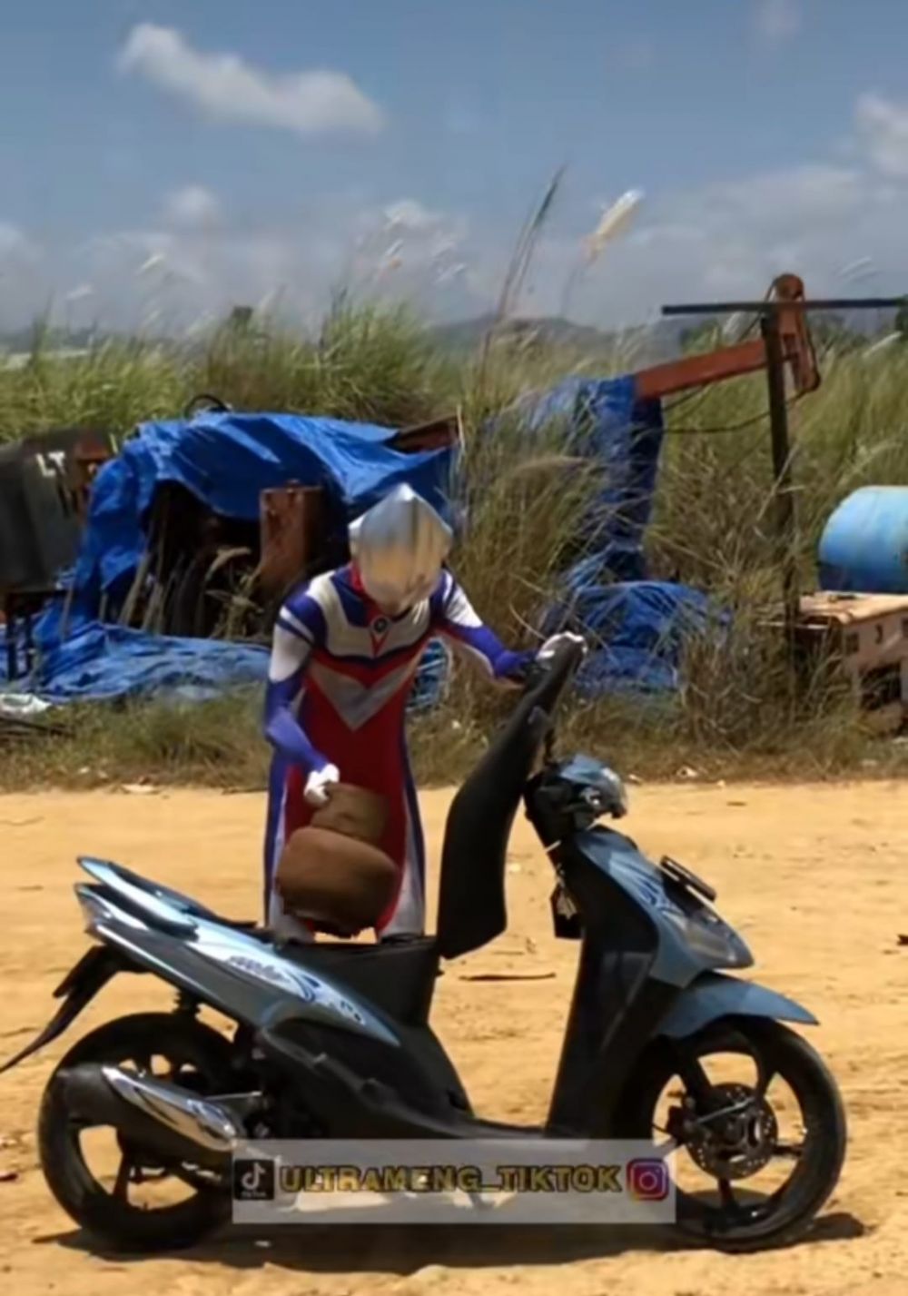 kelakuan ultraman ngakak berbagai sumber