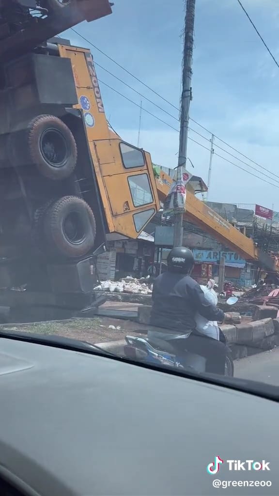 Truk terjungkal bikin melongo © TikTok
