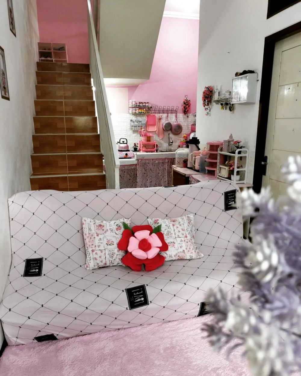 ruang tamu mungil multifungsi estetik © 2023 brilio.net ruang tamu mungil multifungsi estetik © 2023 brilio.net