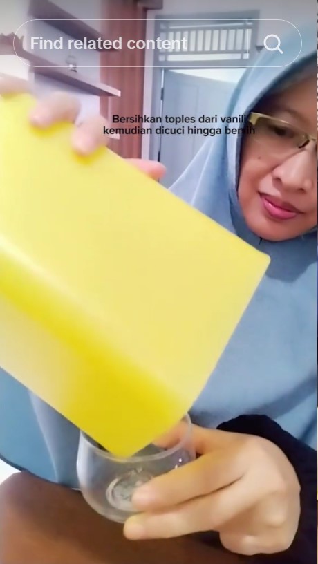 Bukan pakai koran atau baking soda, ini cara basmi bau apek di toples plastik cuma dengan 1 bahan kue