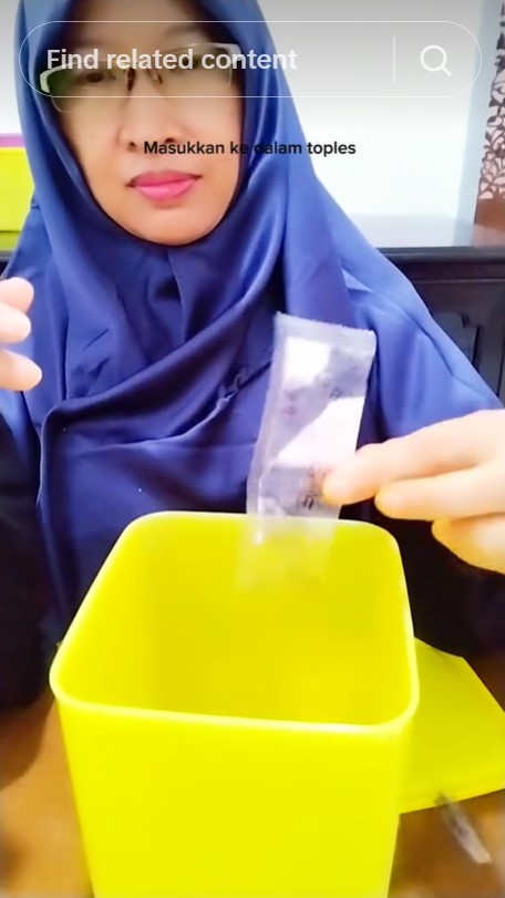 Bukan pakai koran atau baking soda, ini cara basmi bau apek di toples plastik cuma dengan 1 bahan kue