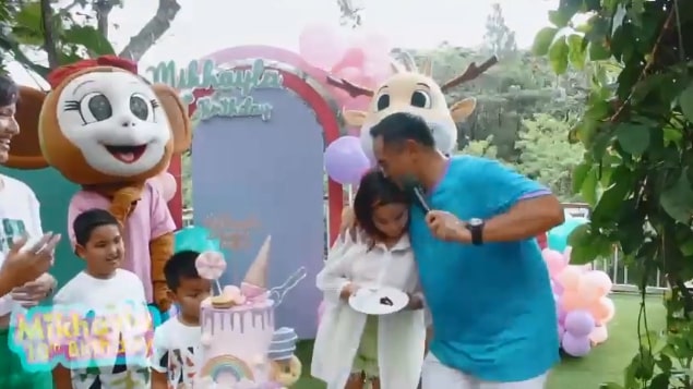 kedekatan Ardi Bakrie dengan putrinya Mikhayla © berbagai sumber