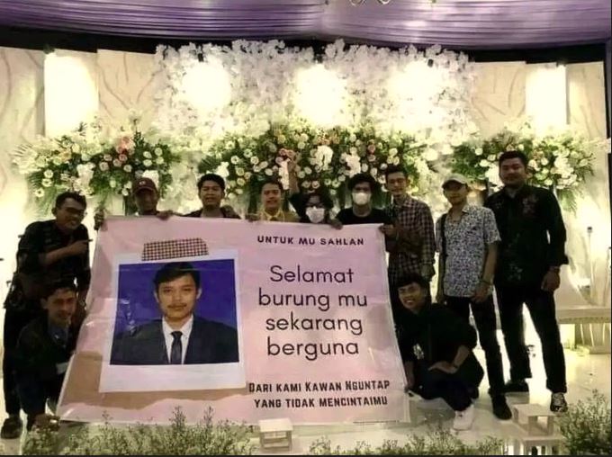 Potret kocak tulisan spanduk pernikahan Berbagai sumber Potret kocak tulisan spanduk pernikahan Berbagai sumber