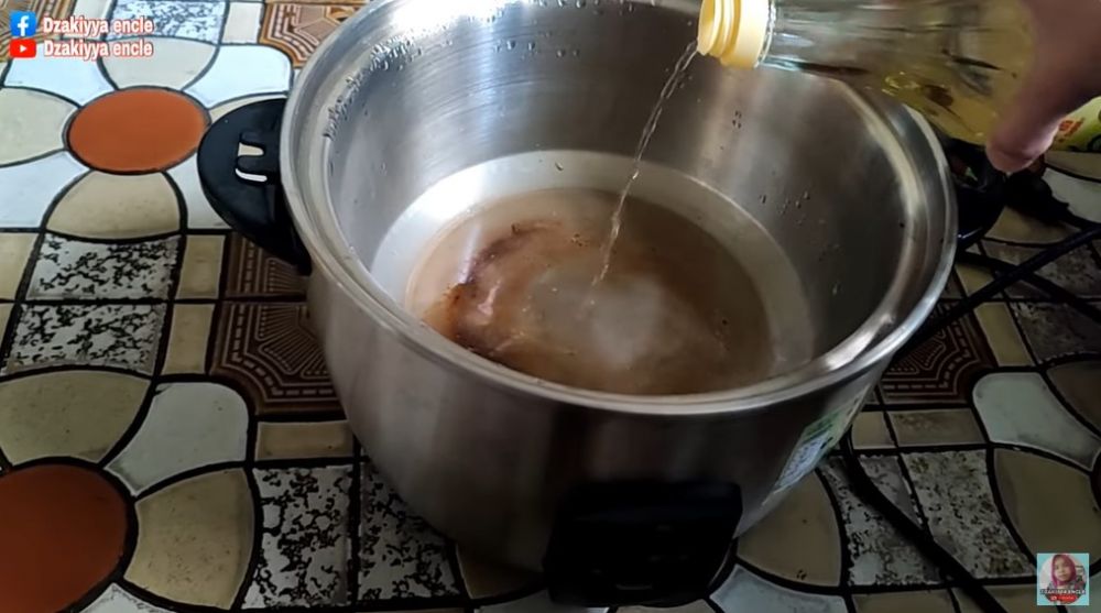 Tak perlu baking soda, begini trik cepat bersihkan kerak gosong yang membekas di bagian dalam panci