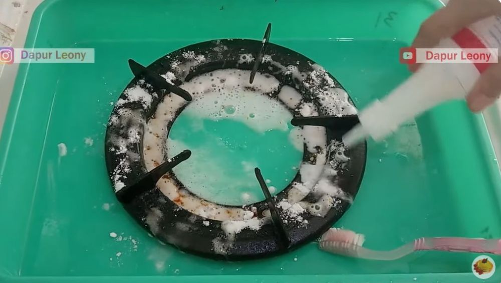 Tanpa direndam air dan sitrun, ini cara bersihkan kerak tebal di tungku kompor modal Rp2.000
