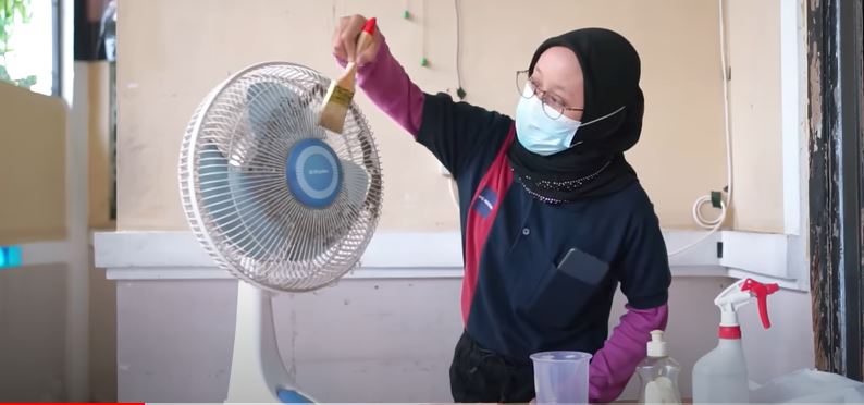 trik bersihkan kipas angin pake bahan dapur © 2023 brilio.net