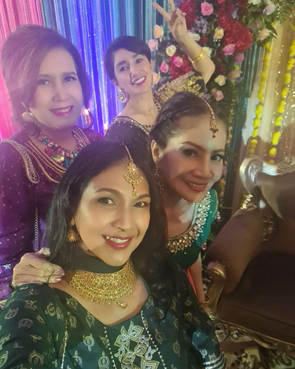 Seleb usia 50-an yang kenakan sari India © 2023 brilio.net Seleb usia 50-an yang kenakan sari India © 2023 brilio.net