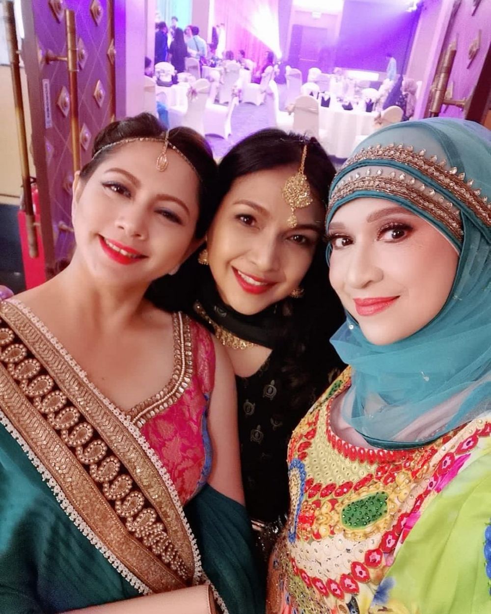 Seleb usia 50-an yang kenakan sari India © 2023 brilio.net Seleb usia 50-an yang kenakan sari India © 2023 brilio.net