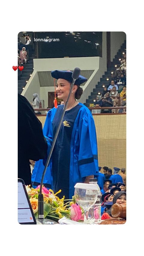 momen Enzy Storia wisuda sarjana © Instagram