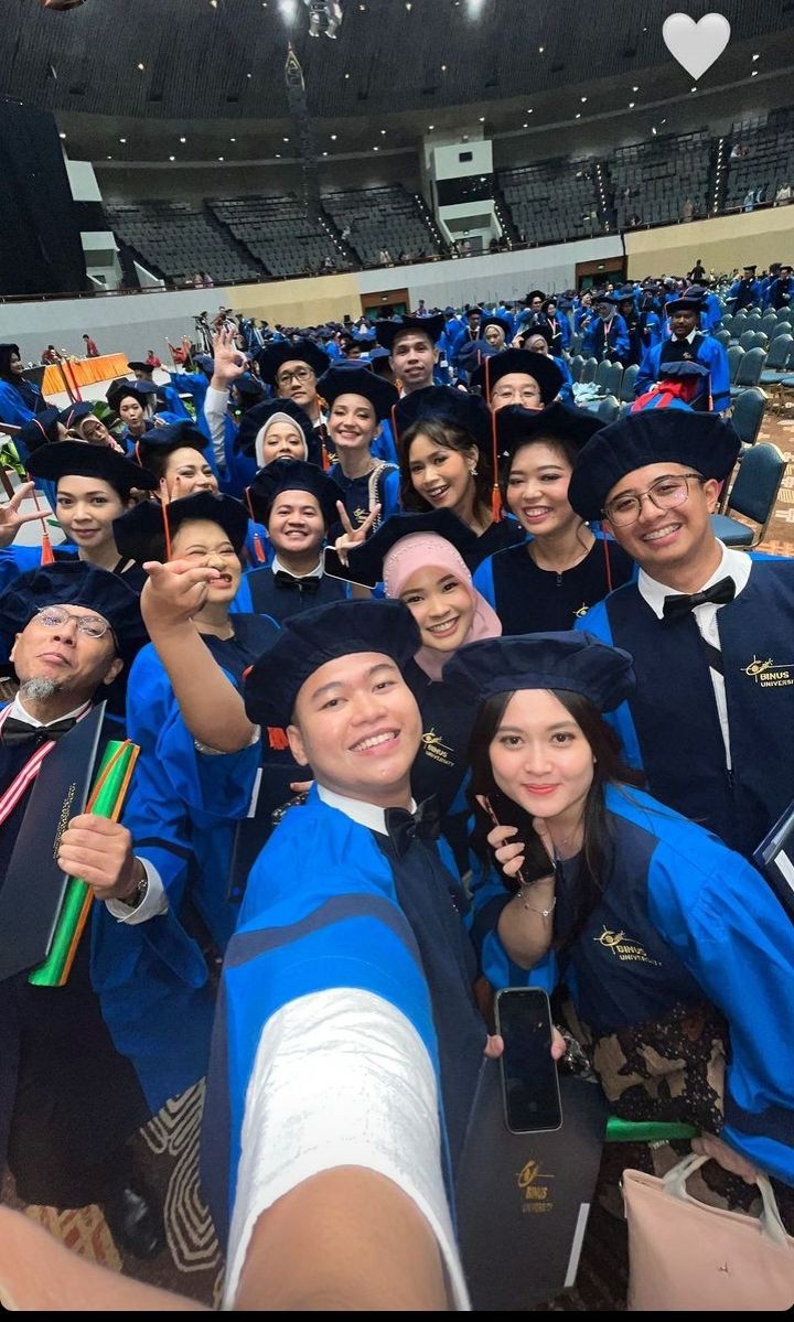 momen Enzy Storia wisuda sarjana © Instagram