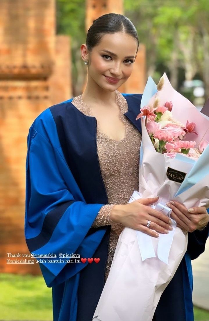 momen Enzy Storia wisuda sarjana © Instagram