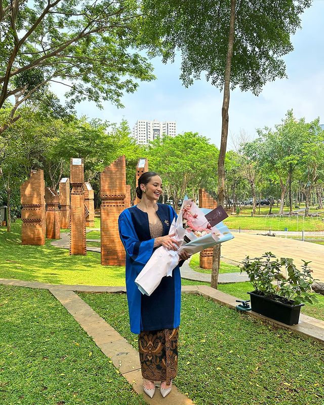 momen Enzy Storia wisuda sarjana © Instagram momen Enzy Storia wisuda sarjana © Instagram