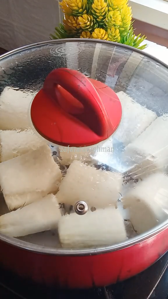 Bukan direbus dulu, begini cara mudah bikin singkong goreng yang empuk dan mekar sempurna