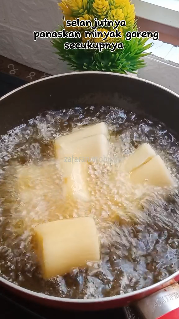 Bukan direbus dulu, begini cara mudah bikin singkong goreng yang empuk dan mekar sempurna