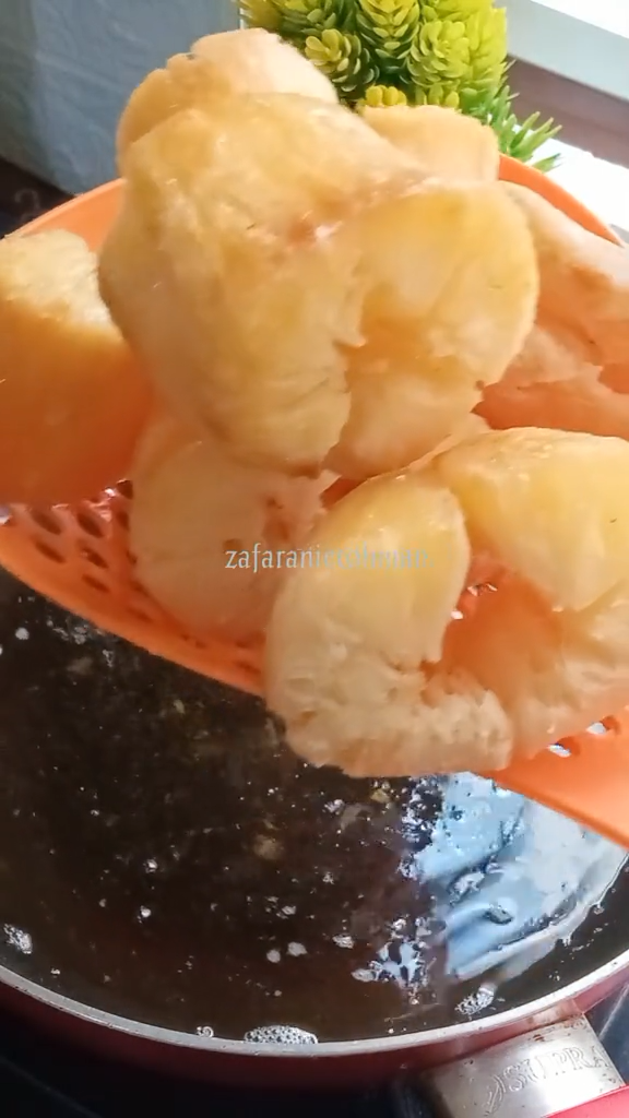 Bukan direbus dulu, begini cara mudah bikin singkong goreng yang empuk dan mekar sempurna
