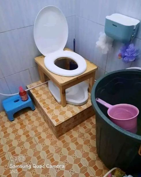 13 Potret kocak di toilet ini malah jadi ruangan multifungsi, penampakannya bikin gagal paham