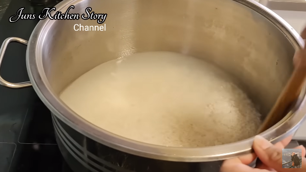 Cara mudah merebus lontong agar hemat gas cuma 12 menit, hasilnya lembut, kenyal, dan matang sempurna