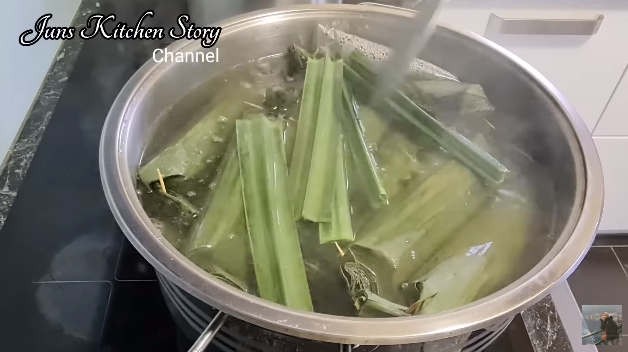 Cara mudah merebus lontong agar hemat gas cuma 12 menit, hasilnya lembut, kenyal, dan matang sempurna