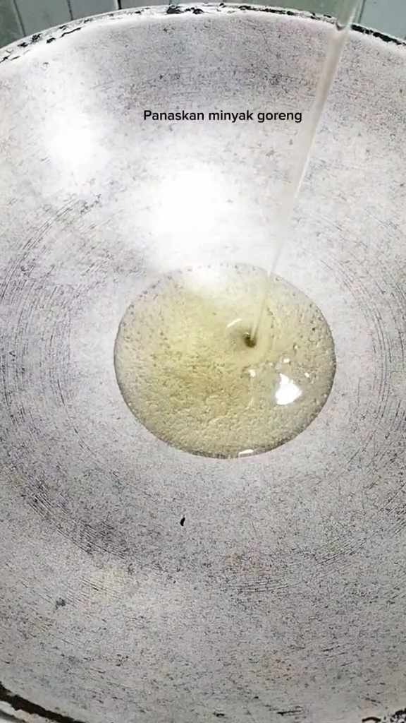 Tanpa terigu, ini cara menggoreng ikan agar minyak tak meletup dan antilengket pakai 1 bumbu dapur