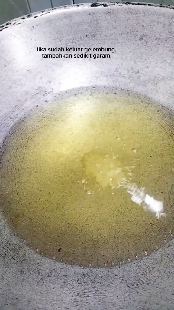 Tanpa terigu, ini cara menggoreng ikan agar minyak tak meletup dan antilengket pakai 1 bumbu dapur