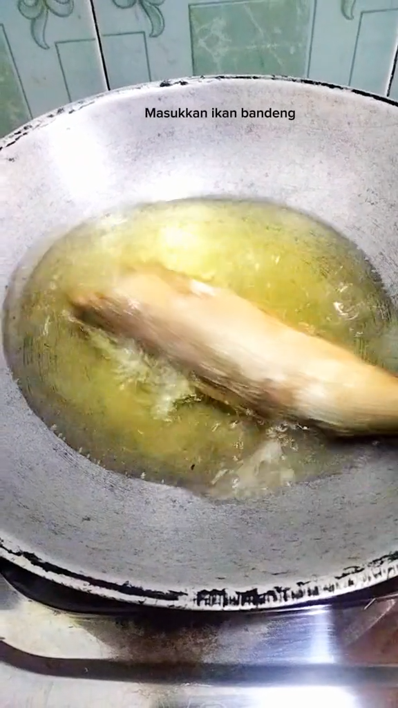 Tanpa terigu, ini cara menggoreng ikan agar minyak tak meletup dan antilengket pakai 1 bumbu dapur