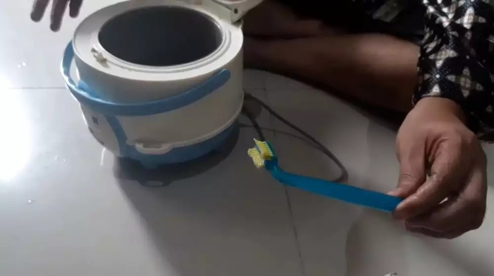 Tanpa sabun, ini trik ampuh mengangkat kerak dan noda gosong di dasar rice cooker cuma pakai 1 bahan