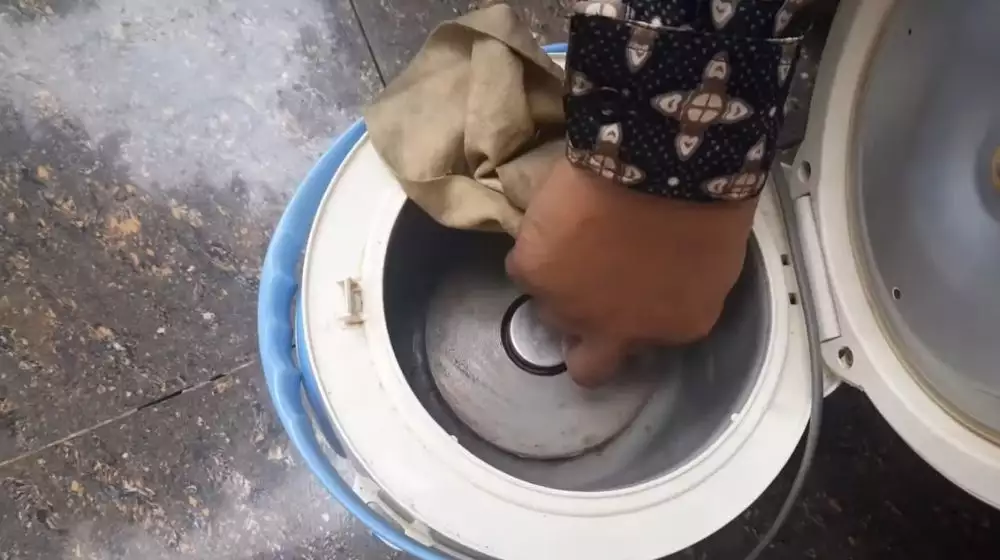 Tanpa sabun, ini trik ampuh mengangkat kerak dan noda gosong di dasar rice cooker cuma pakai 1 bahan