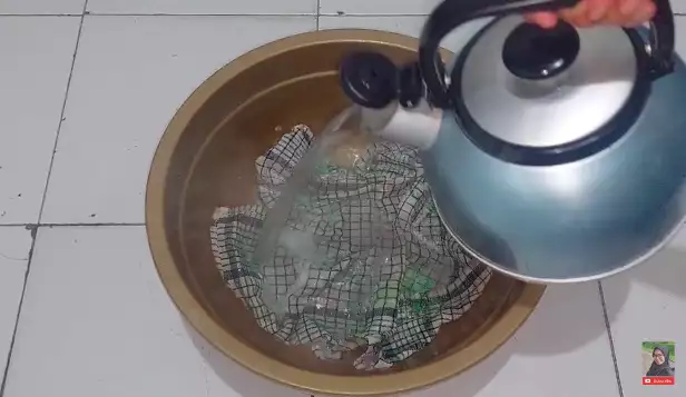 Simpel tanpa dikucek dan disikat, ini cara mencuci lap dapur agar bersih dan bebas bau tengik